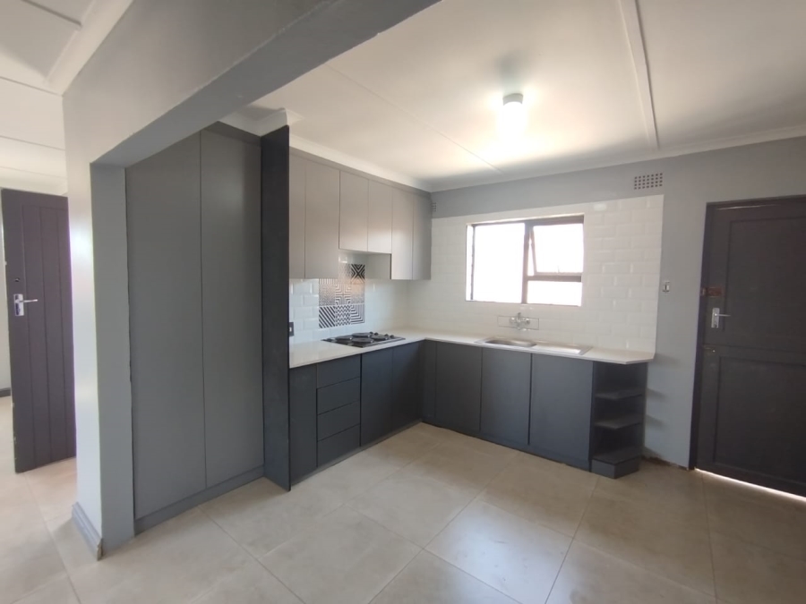 To Let 4 Bedroom Property for Rent in Louwville Western Cape